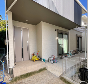 活用できていなかったデッドスペースをタイルテラスで素敵活用。タイルテラス