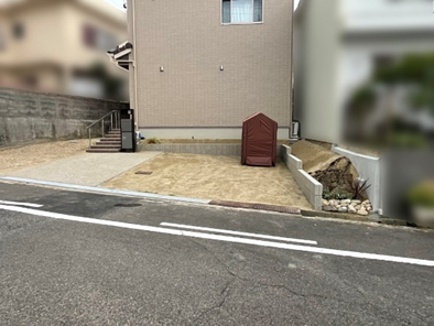 脚の不自由な母に配慮した玄関とアプローチ