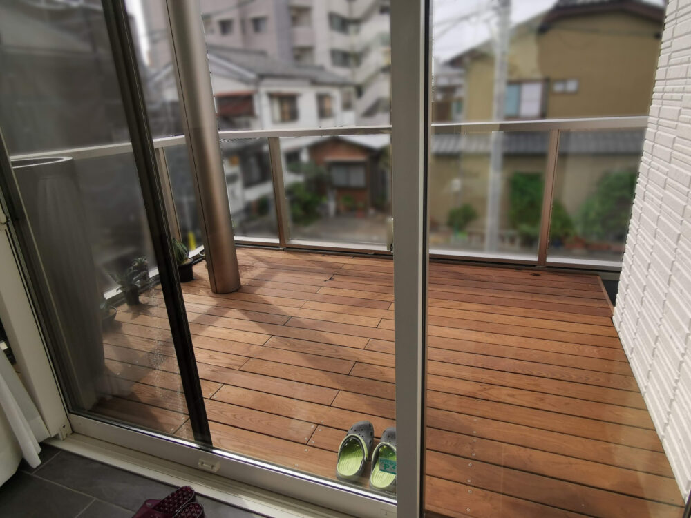 昼夜の顔がガラッと変わる南国感溢れるウッドバルコニー【港区　T様邸】　